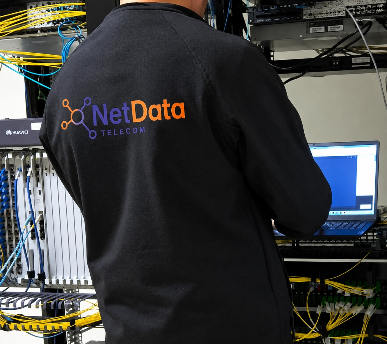 Tecnico instalando infraestructura de fibra optica